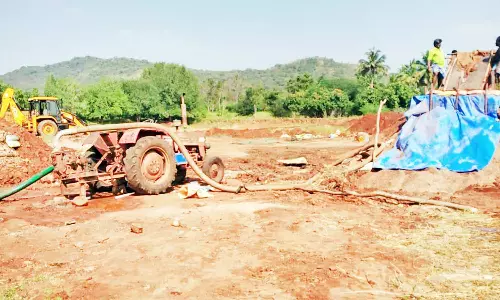 வடமதுரை, அய்யலூர் பகுதியில் மணல் கொள்ளையால்  ஏற்பட்டுள்ள ராட்சத பள்ளங்கள்