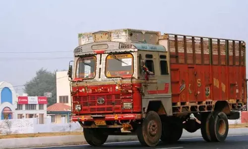 பல்லடத்தில் சரக்கு வாகனங்களால் பொதுமக்கள் பாதிப்பு