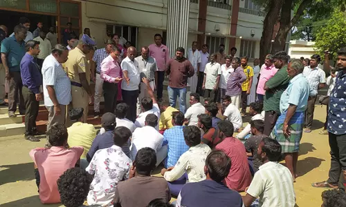 மீன்பிடி குத்தகைதாரர்களை கண்டித்து பொதுமக்கள் போராட்டம்