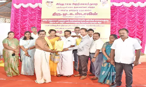 490 கோவில்களில் பணிபுரியும் அர்ச்சகர்களுக்கு புத்தாடைகள்