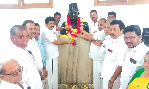 திருப்பூர் குமரன் சிலைக்கு அரசியல் கட்சியினர் மாலை அணிவித்து அஞ்சலி