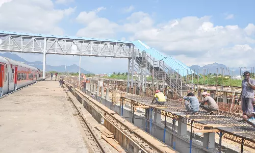 விரிவாக்கப் பணிகளுக்காக நாகர்கோவில் ரெயில் நிலையத்தில் நடைமேம்பாலம் அகற்றம்