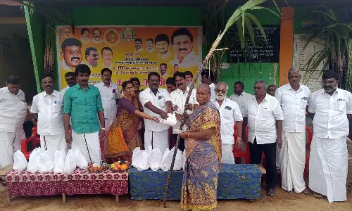 சிவகிரியில்  பொங்கல் பரிசு தொகுப்புகள் வினியோகம்