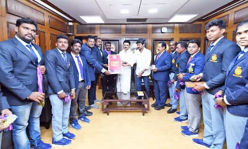 காமன்வெல்த் வலுதூக்கும் போட்டியில் பதக்கம் பெற்ற வீரர்கள் முதல்-அமைச்சரிடம் வாழ்த்து