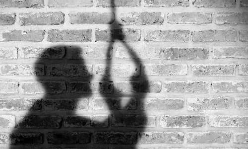 தொழிலாளி தூக்கிட்டு தற்கொலை