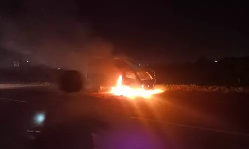 உளுந்தூர்பேட்டை அருகே  ஓடும் வேன் தீப்பிடித்து எரிந்தது