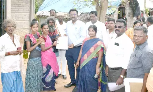 விளிம்பு நிலை மக்களுக்கு விலையில்லா வீட்டுமனை பட்டாவிற்கான ஆணை- கலெக்டர் வழங்கினார்