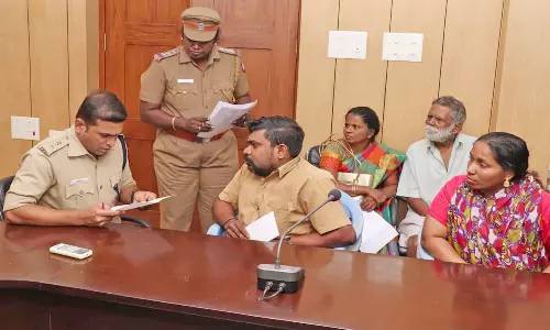 நாகர்கோவிலில் இன்று மாற்றுத் திறனாளிகளிடம் மனுக்கள் வாங்கிய போலீஸ் சூப்பிரண்டு