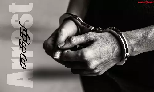 கத்தி முனையில் பணம் பறித்த 2 ரவுடிகள் கைது