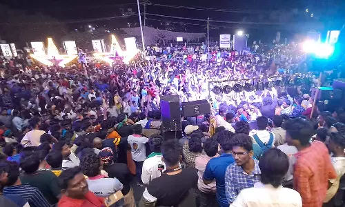 வாரிசு, துணிவு திரைப்படம் வெளியீடு: நெல்லையில் விஜய், அஜித் ரசிகர்கள் கொண்டாட்டம்- தியேட்டர்களில் திருவிழா