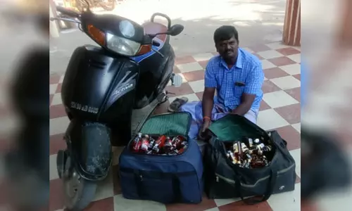 இருசக்கர வாகனத்தில்மது பாட்டில்கள் கடத்தியவர் கைது