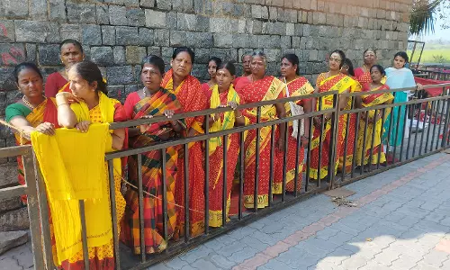 பாரியூர் கொண்டத்துக் காளியம்மன் கோவிலுக்கு மாவிளக்கு எடுத்து வந்த பக்தர்கள்