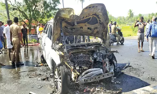 நடுரோட்டில் கார் தீப்பிடித்து எரிந்தது