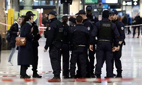 பாரீஸ் ரெயில் நிலையத்தில் கத்திக்குத்து தாக்குதல் - பலர் படுகாயம்