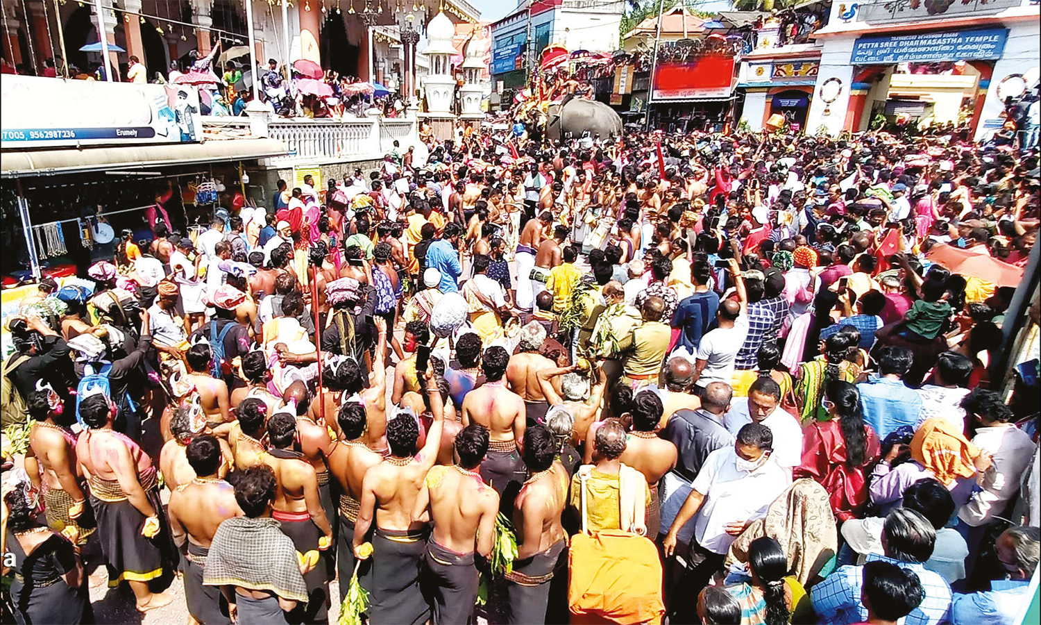 எருமேலியில் பேட்டை துள்ளல் நிகழ்ச்சி: வண்ண பொடிகளை உடலில் பூசி திரளானவர்கள் பங்கேற்றனர்