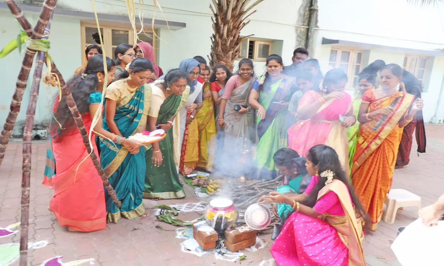 கோட்டார் ஆயுர்வேத கல்லூரியில் மாணவ-மாணவிகள் சார்பில் பொங்கல் விழா - உறியடி நிகழ்ச்சியும் நடந்தது