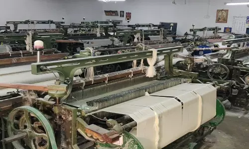 ஜவுளிகள் தேக்கம் எதிரொலி- பள்ளிபாளையத்தில் விசைத்தறி கூடங்கள் 10 நாட்கள் மூடல்