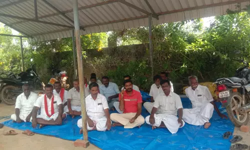 கறம்பக்குடி தாலுக்கா அலுவலகத்தில் மார்க்சிஸ்ட் கம்யூனிஸ்ட் கட்சியினர் காத்திருப்பு போராட்டம்