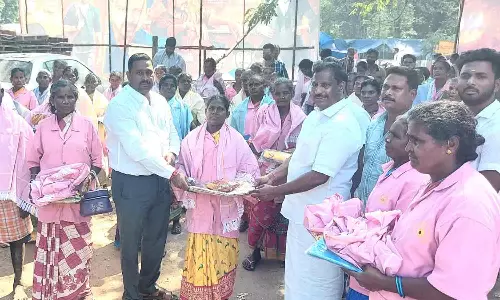 துப்புரவு பணியாளர்களுக்கு சேலை-சர்க்கரைநேரு எம்.எல்.ஏ. வழங்கினார்