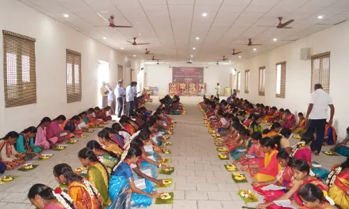 கரூர் வள்ளுவர் கல்லூரியில் திருவடி திருவிளக்கு பூஜை