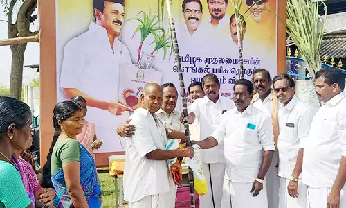 வேதாரண்யம் பகுதியில் பொங்கல் பரிசு தொகுப்பு வழங்கும் விழா