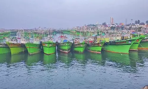 குளச்சலில் பயங்கர சூறைக்காற்று - விசைபடகுகள், கட்டு மரங்கள் 2-வது நாளாக மீன் பிடிக்க செல்லவில்லை