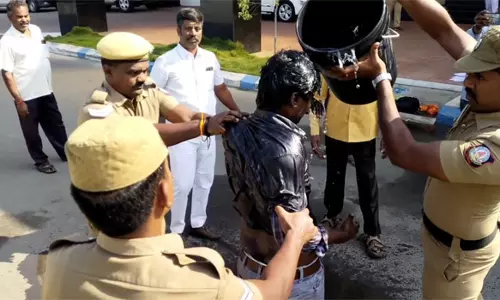 இரட்டிப்பு பணம் தருவதாக மோசடி  கலெக்டர் அலுவலகத்தில் வாலிபர் தீக்குளிக்க முயற்சி