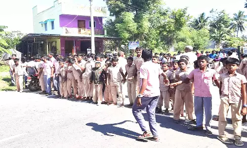 ஆசிரியர்களை கண்டித்து பள்ளி மாணவர்கள் சாலை மறியல்