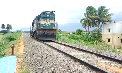 சென்னை சென்ட்ரல் - ஜோலார்பேட்டை இடையே 145 கி.மீ.வேகத்தில் ரெயில் சோதனை ஓட்டம்