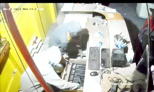 ஓட்டல் மேற்கூரைப் பிரித்து கொள்ளையடித்த 2 பெண்கள்