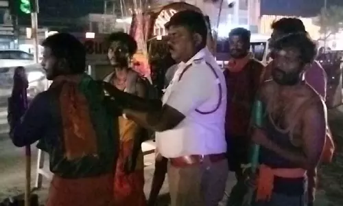 பாதயாத்திரை செல்லும் பக்தர்களுக்கு இரவில் ஒளிரும் பிரதிபலிப்பான்