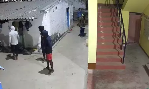 கருமத்தம்பட்டியில்  ஆயுதங்களுடன் மிரட்டும் கும்பலால் பொதுமக்கள் பீதி