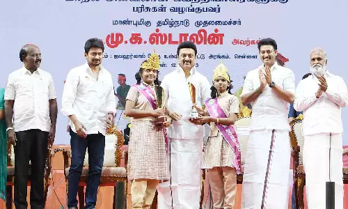 கலைத் திருவிழா: வெற்றி பெற்ற மாணவர்களுக்கு பரிசுகளை வழங்கினார் முதல்வர் மு.க.ஸ்டாலின்