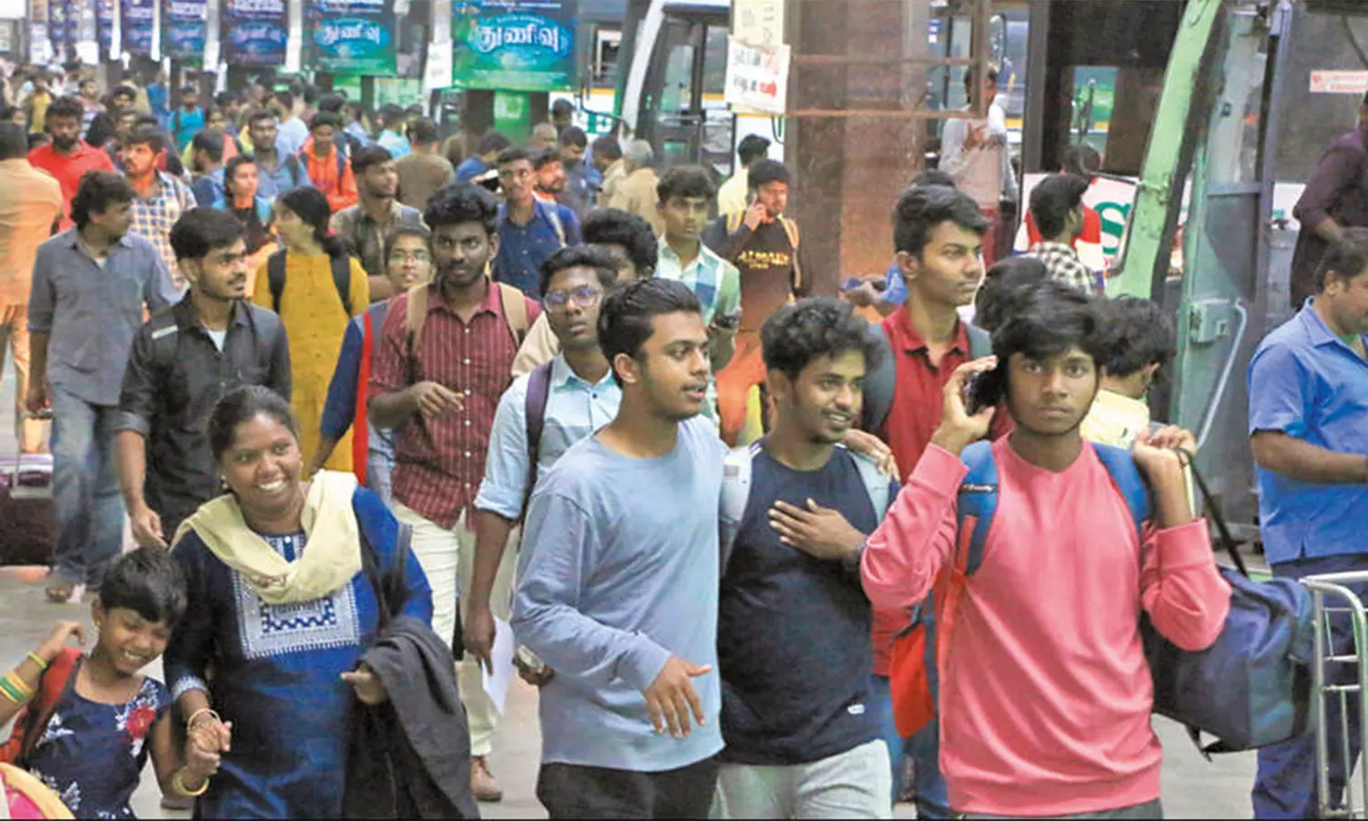 பொங்கல் சிறப்பு பஸ்கள்: முதல் நாளில் 1 லட்சத்துக்கும் மேற்பட்டோர் பயணம் பொங்கல் சிறப்பு பஸ்கள்: முதல் நாளில் 1 லட்சத்துக்கும் மேற்பட்டோர் பயணம்