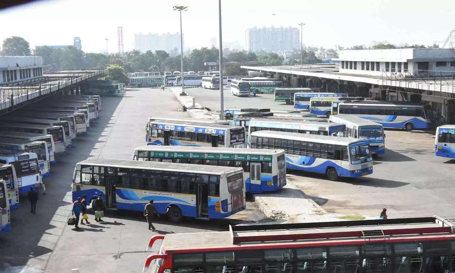 சென்னையில் இருந்து ஒரேநாளில் 1½ லட்சம் பேர் பயணம்- இன்று 4 ஆயிரம் பேருந்துகள் இயக்கப்படுகின்றன