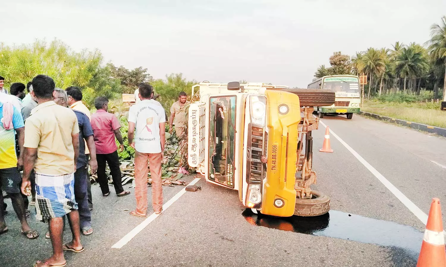 அய்யலூர் அருகே 4 வழிச்சாலையில் கவிழ்ந்த சரக்கு வாகனம் அய்யலூர் அருகே 4 வழிச்சாலையில் கவிழ்ந்த சரக்கு வாகனம்