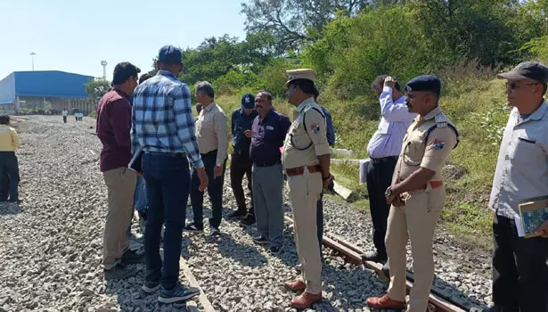 சென்னை-மைசூர் செல்லும் வந்தே பாரத் ரெயிலின் வேகத்தை அதிகரிக்க அதிகாரி ஆய்வு சென்னை-மைசூர் செல்லும் வந்தே பாரத் ரெயிலின் வேகத்தை அதிகரிக்க அதிகாரி ஆய்வு