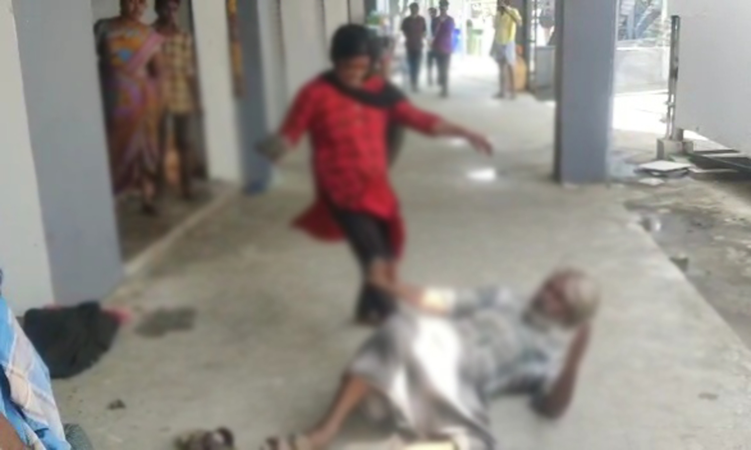 பணத்தை திருடியதாக கூறி போதையில் முதியவரை சரமாரியாக தாக்கி புரட்டி எடுத்த இளம்பெண்