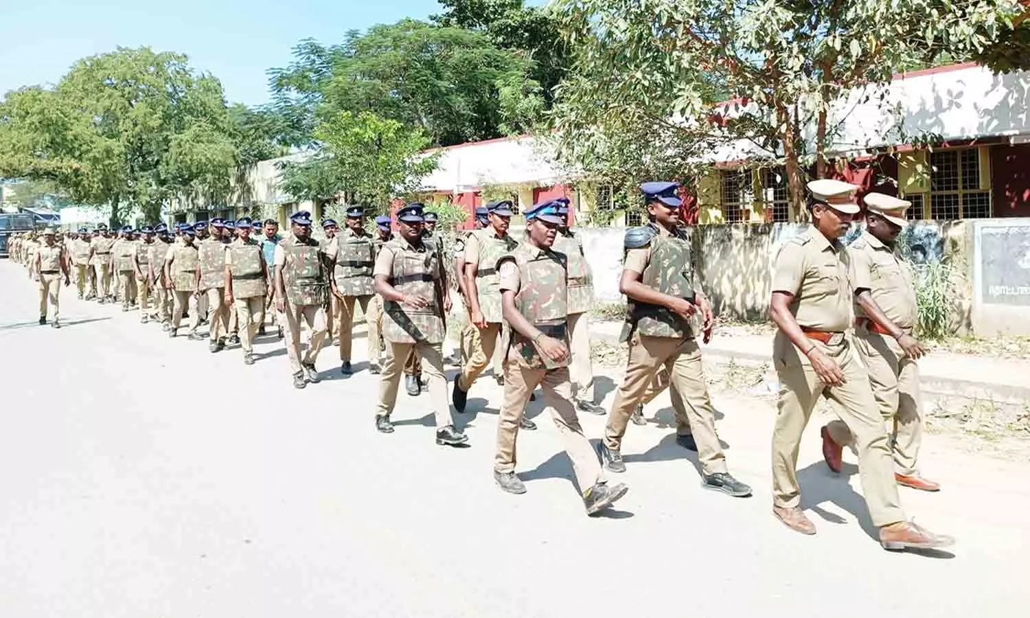 மாடு விடும் விழா நடைபெறும் கிராமங்களில் போலீஸ் கொடி அணிவகுப்பு மாடு விடும் விழா நடைபெறும் கிராமங்களில் போலீஸ் கொடி அணிவகுப்பு