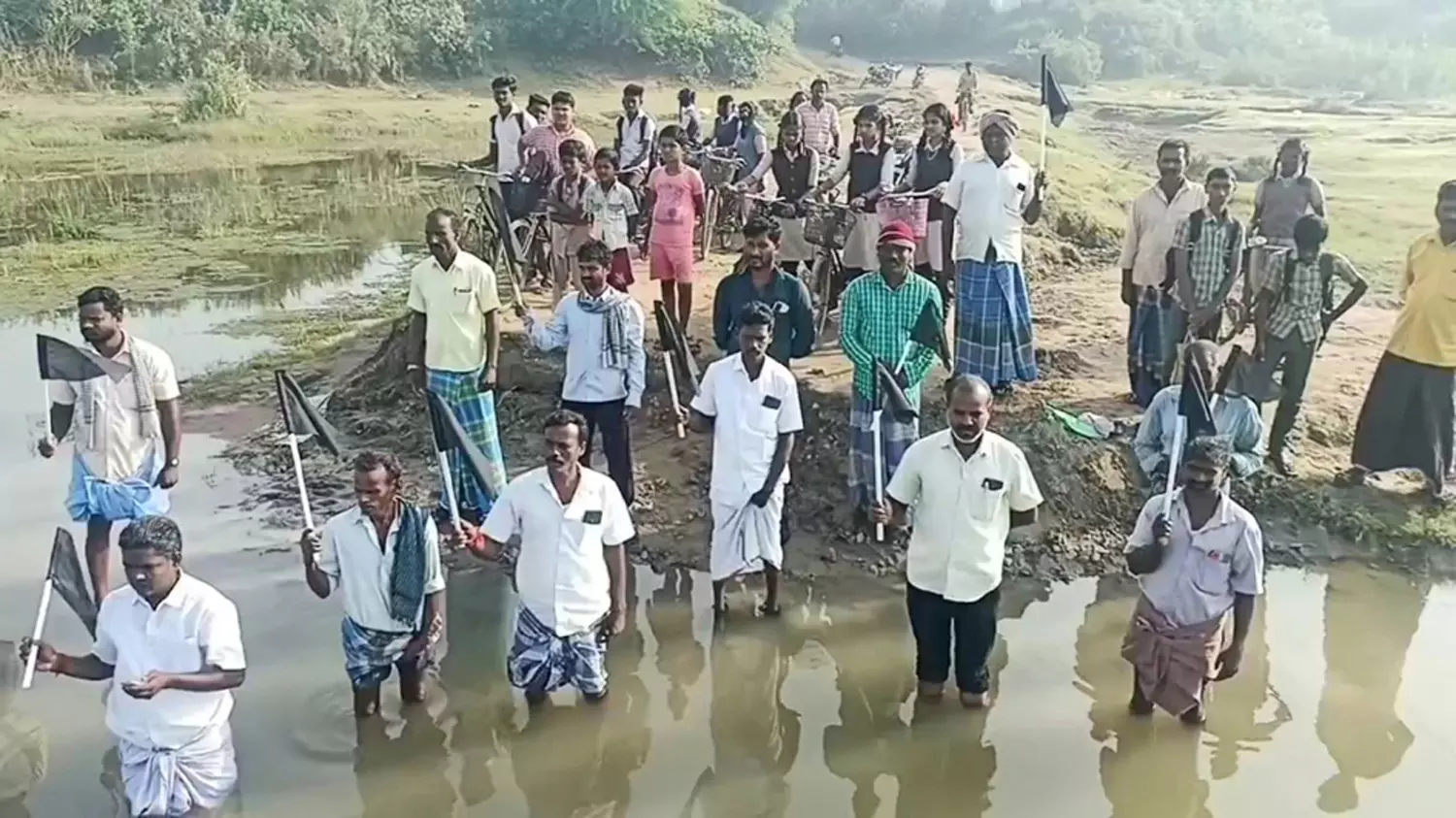 ஸ்ரீமுஷ்ணம் அருகே வெள்ளாற்றின் குறுக்கே மேம்பாலம் அமைக்க கிராம மக்கள் கோரிக்கை: கருப்பு கொடியேந்தி போராட்டம் ஸ்ரீமுஷ்ணம் அருகே வெள்ளாற்றின் குறுக்கே மேம்பாலம் அமைக்க கிராம மக்கள் கோரிக்கை: கருப்பு கொடியேந்தி போராட்டம்
