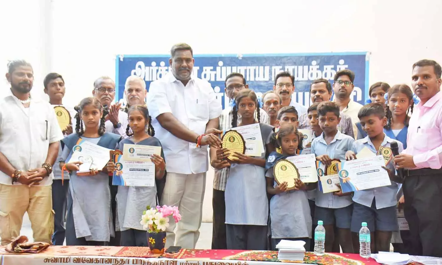 மாரத்தான் போட்டியில் வெற்றி பெற்றவர்களுக்கு பரிசு