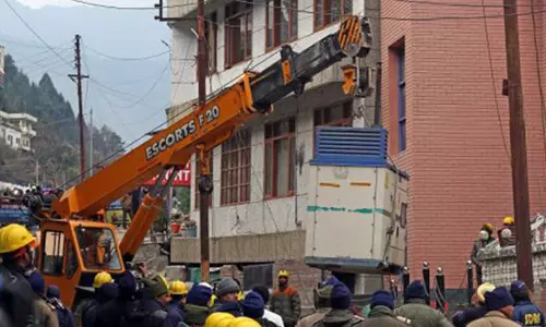 புதையும் நகரமான ஜோஷிமத்தில் ஆபத்தான கட்டிடங்களை இடிக்கும் பணி தொடங்கியது