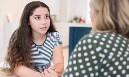 வளர்இளம் பருவத்தை எட்டும் பெண் குழந்தைகளுக்கு தாய் சொல்லி கொடுக்க வேண்டியவை