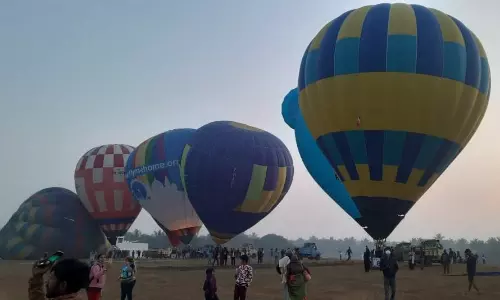 பொள்ளாச்சியில் சர்வதேச பலூன் திருவிழா தொடங்கியது-  சுற்றுலா பயணிகள் உற்சாகம்
