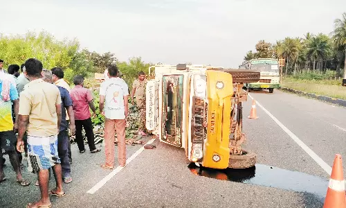 அய்யலூர் அருகே 4 வழிச்சாலையில் கவிழ்ந்த சரக்கு வாகனம்