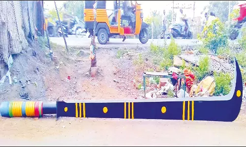 பதினெட்டாம்படி கருப்பணசாமிக்கு நேர்த்திக்கடன் செலுத்த தயாரான 18 அடி உயர ராட்சத அரிவாள்