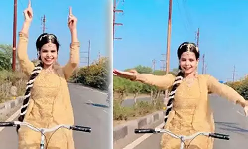 சைக்கிள் ஓட்டியபடி பிரபல இந்தி பாடலுக்கு நடனமாடிய இளம்பெண்