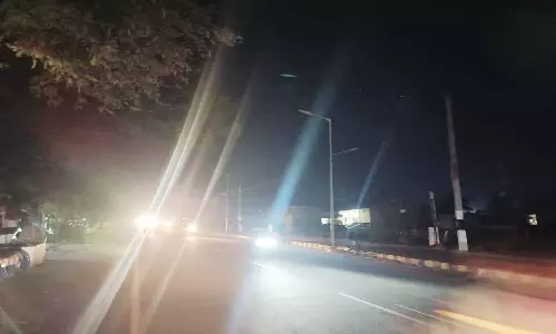 மின்விளக்கு எரியாததால் இருளில் தவிக்கும் கிரிவலப்பாதை