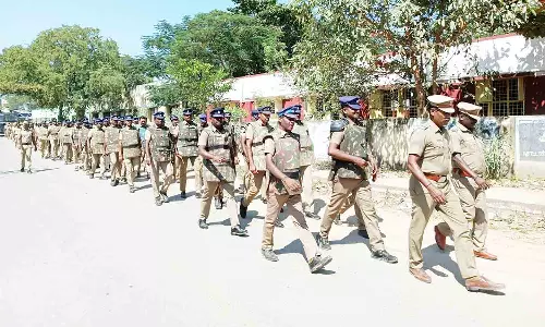 மாடு விடும் விழா நடைபெறும் கிராமங்களில் போலீஸ் கொடி அணிவகுப்பு