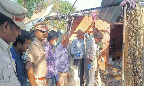 வீட்டில் வெடிகுண்டு வெடித்து தொழிலாளி பலி; மகன் படுகாயம்